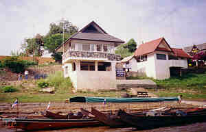 Das Zoll- und Grenzhaus in Chiang Khong, unten am Ufer des Mekong-Flusses (8.5 K)