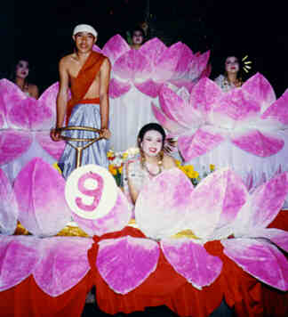 parade6.jpg - 14.4 K